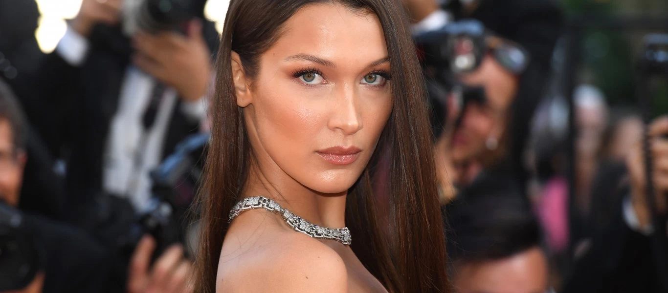 Η Bella Hadid ποζάρει στον καθρέφτη με μπικίνι και το κορμί της είναι «φωτιά» (φωτο)